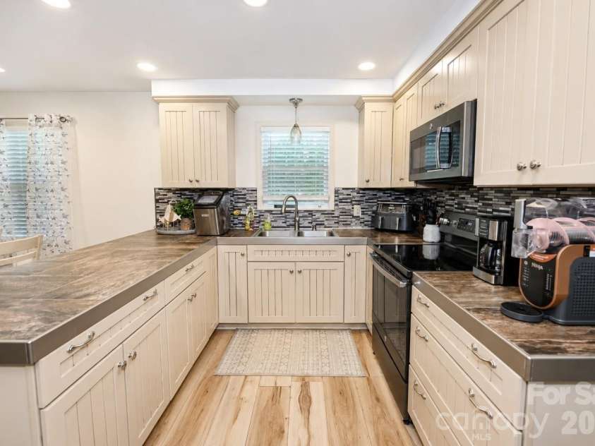 6208 Vandresser Point, Hickory, NC 28601.  MLS# CAR4404972, YatesRealty ID 37837. 