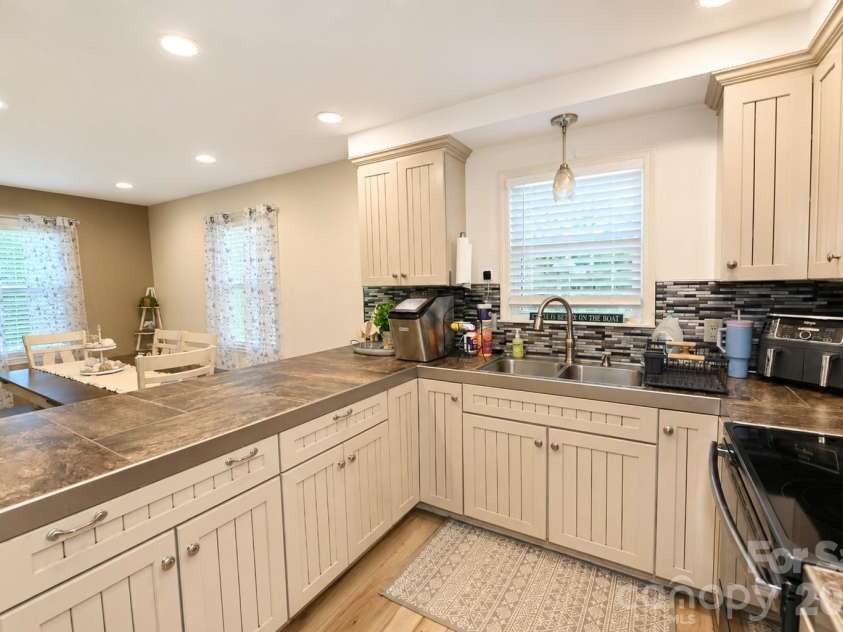 6208 Vandresser Point, Hickory, NC 28601.  MLS# CAR4404972, YatesRealty ID 37837. 