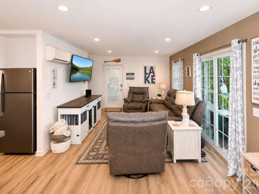 6208 Vandresser Point, Hickory, NC 28601.  MLS# CAR4404972, YatesRealty ID 37837. 