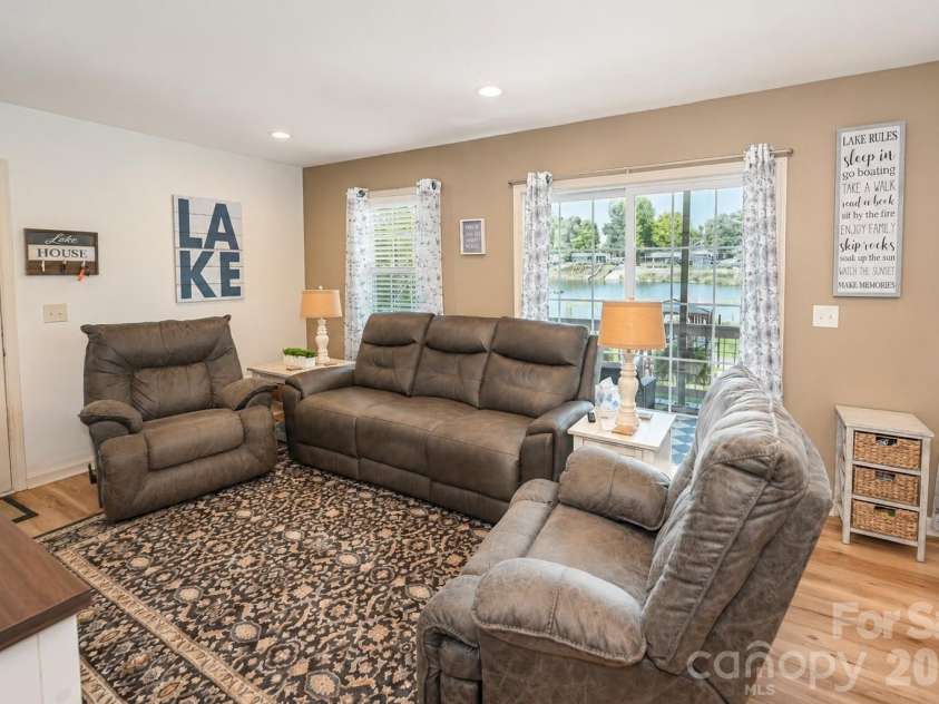 6208 Vandresser Point, Hickory, NC 28601.  MLS# CAR4404972, YatesRealty ID 37837. 