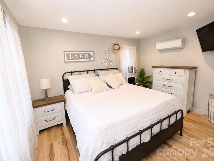 6208 Vandresser Point, Hickory, NC 28601.  MLS# CAR4404972, YatesRealty ID 37837. 
