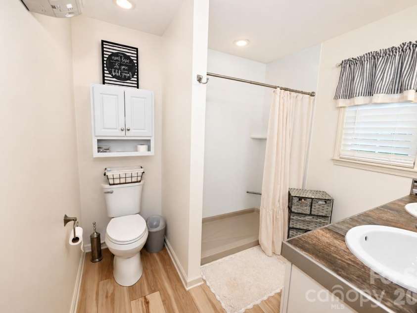 6208 Vandresser Point, Hickory, NC 28601.  MLS# CAR4404972, YatesRealty ID 37837. 