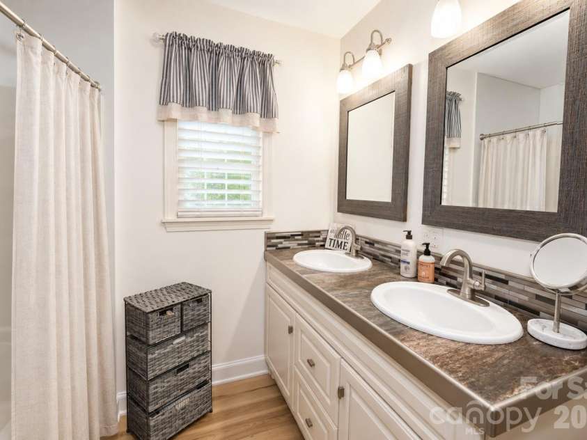 6208 Vandresser Point, Hickory, NC 28601.  MLS# CAR4404972, YatesRealty ID 37837. 