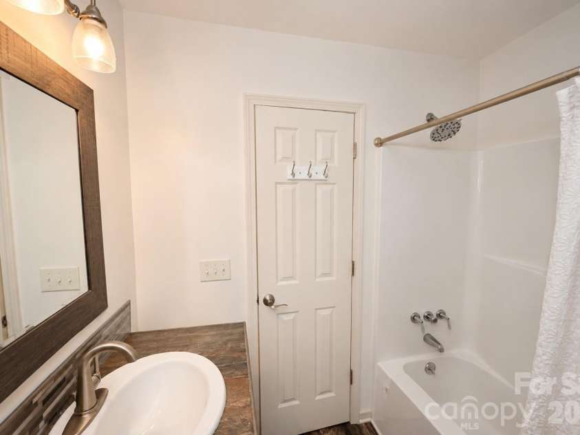 6208 Vandresser Point, Hickory, NC 28601.  MLS# CAR4404972, YatesRealty ID 37837. 