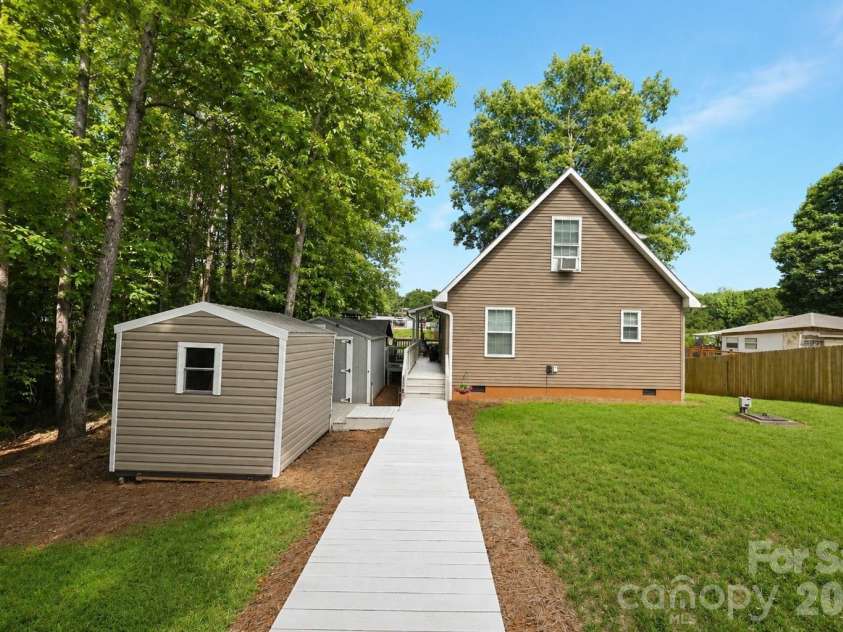6208 Vandresser Point, Hickory, NC 28601.  MLS# CAR4404972, YatesRealty ID 37837. 