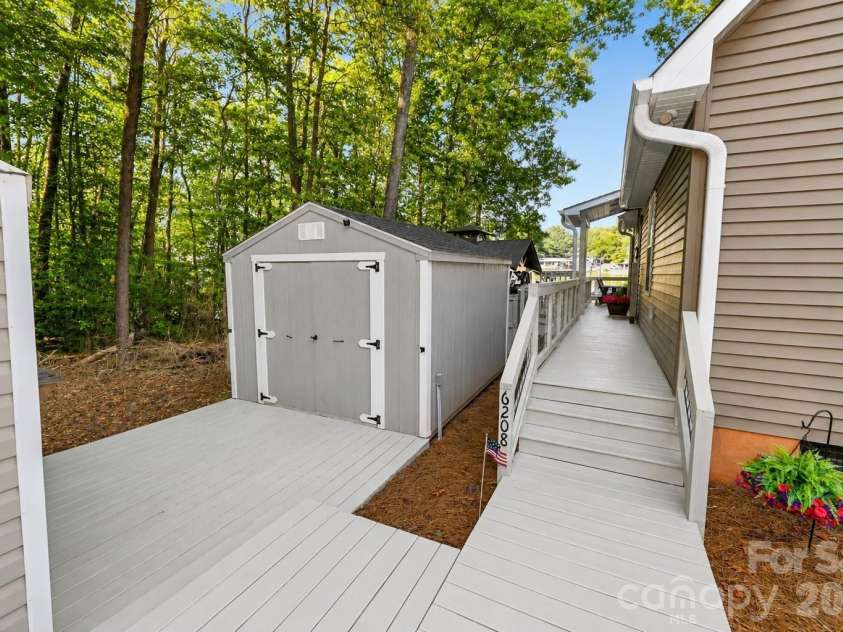 6208 Vandresser Point, Hickory, NC 28601.  MLS# CAR4404972, YatesRealty ID 37837. 