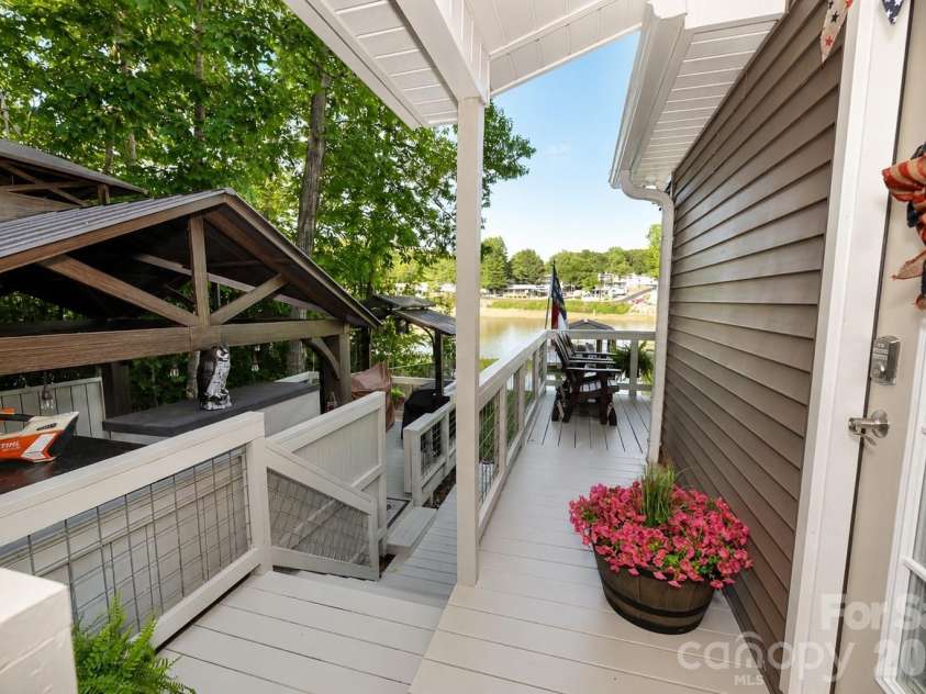 6208 Vandresser Point, Hickory, NC 28601.  MLS# CAR4404972, YatesRealty ID 37837. 