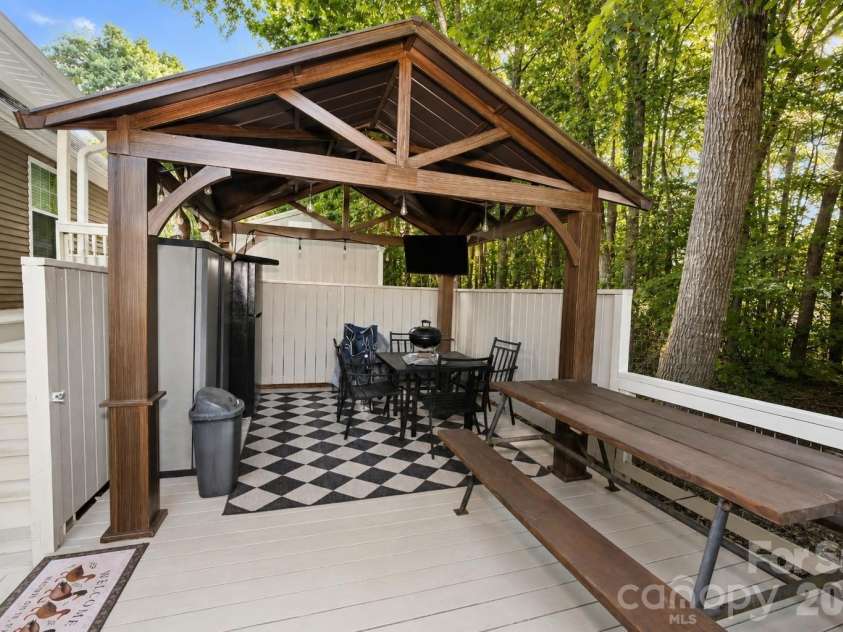 6208 Vandresser Point, Hickory, NC 28601.  MLS# CAR4404972, YatesRealty ID 37837. 