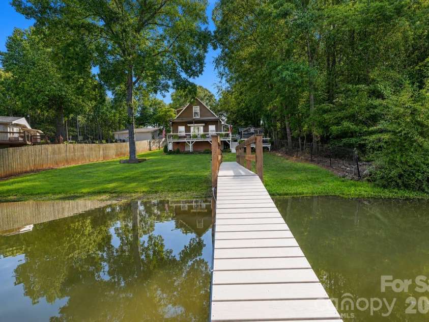 6208 Vandresser Point, Hickory, NC 28601.  MLS# CAR4404972, YatesRealty ID 37837. 