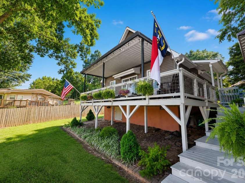 6208 Vandresser Point, Hickory, NC 28601.  MLS# CAR4404972, YatesRealty ID 37837. 