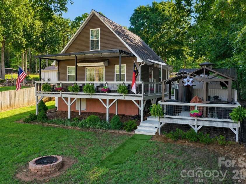 6208 Vandresser Point, Hickory, NC 28601.  MLS# CAR4404972, YatesRealty ID 37837. 
