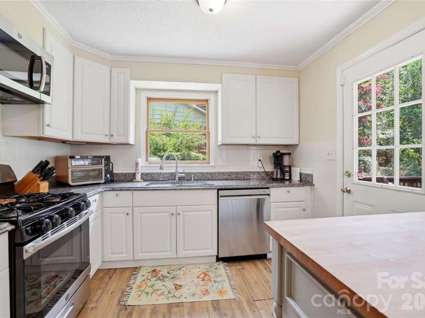 6337 Welford Road, Charlotte, NC 28211.  MLS# CAR4404459, YatesRealty ID 37839. 