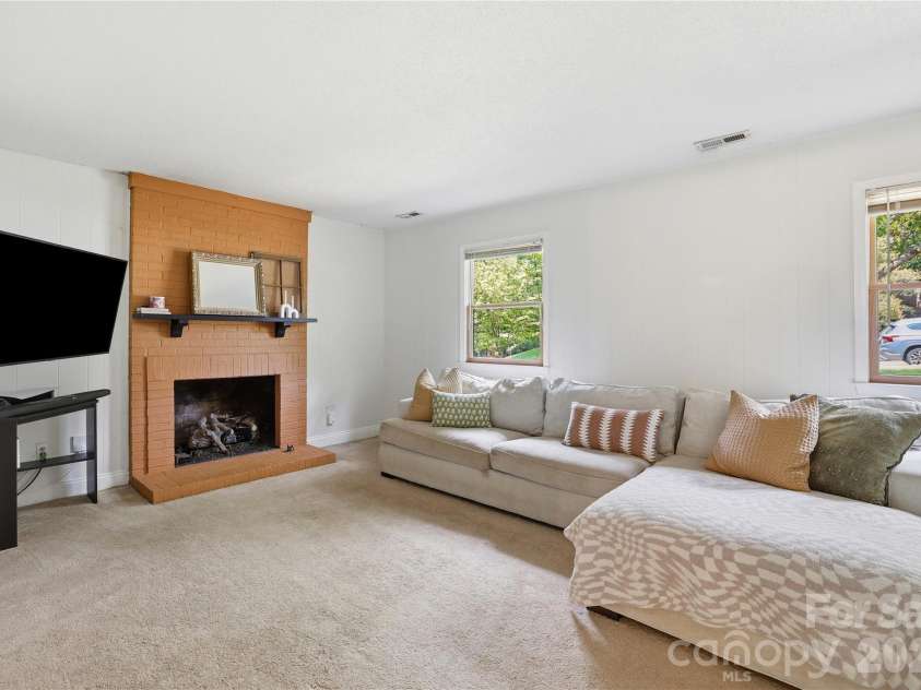 6337 Welford Road, Charlotte, NC 28211.  MLS# CAR4404459, YatesRealty ID 37839. 