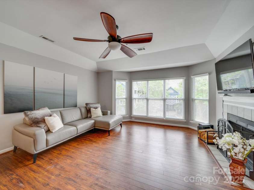517 Graham Street, Charlotte, NC 28202.  MLS# CAR4247930, YatesRealty ID 3784. All natural light