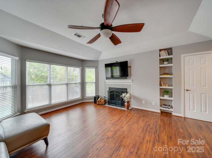 517 Graham Street, Charlotte, NC 28202.  MLS# CAR4247930, YatesRealty ID 3784. Custom shelves