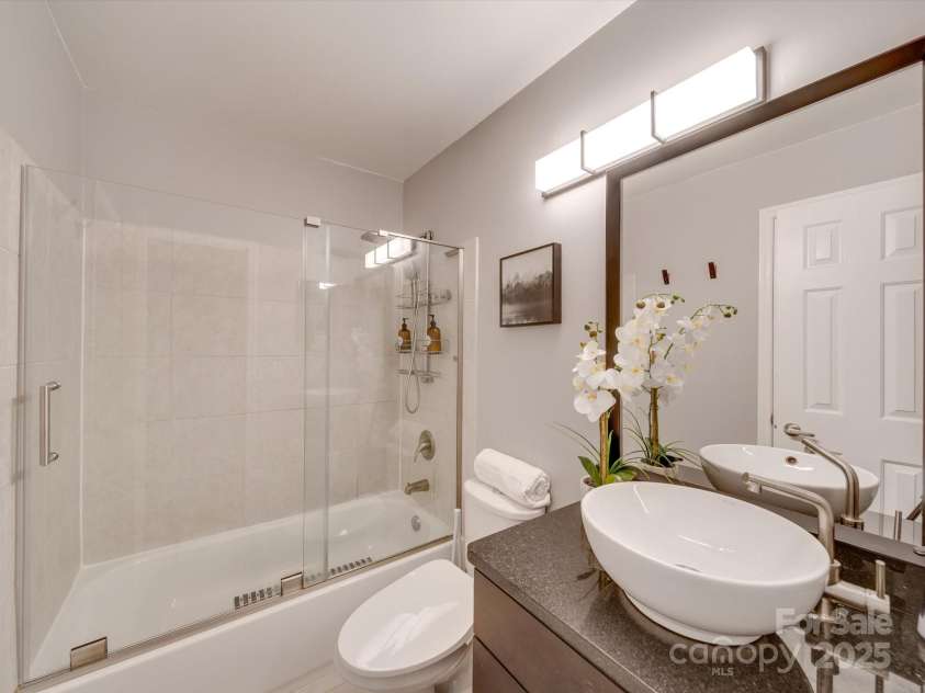 517 Graham Street, Charlotte, NC 28202.  MLS# CAR4247930, YatesRealty ID 3784. F/Bath with glass shower enclosure