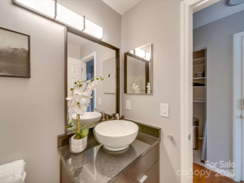 517 Graham Street, Charlotte, NC 28202.  MLS# CAR4247930, YatesRealty ID 3784. Full Bath
