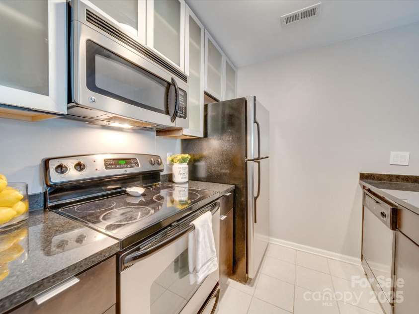 517 Graham Street, Charlotte, NC 28202.  MLS# CAR4247930, YatesRealty ID 3784. SS Appliances
