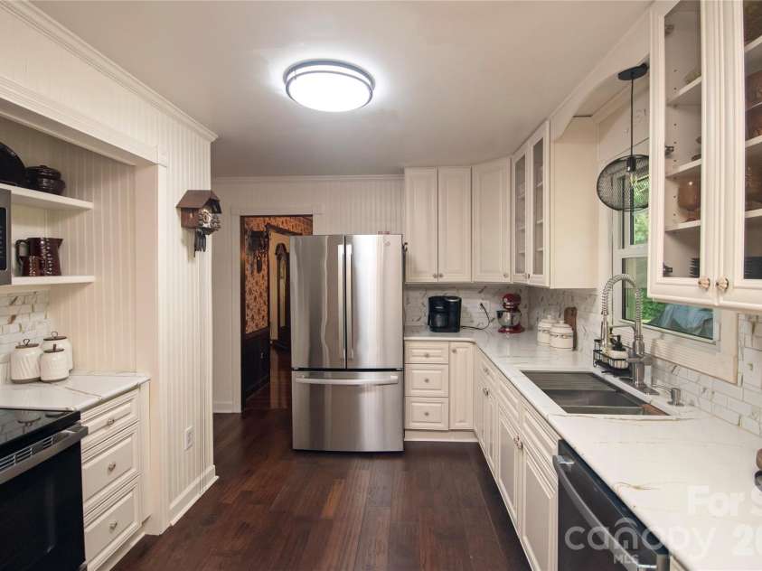 8301 Abercorn Lane, Charlotte, NC 28227.  MLS# CAR4404705, YatesRealty ID 37841. 