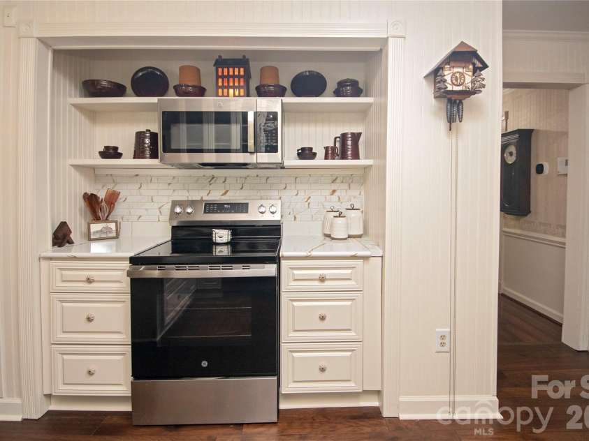 8301 Abercorn Lane, Charlotte, NC 28227.  MLS# CAR4404705, YatesRealty ID 37841. 