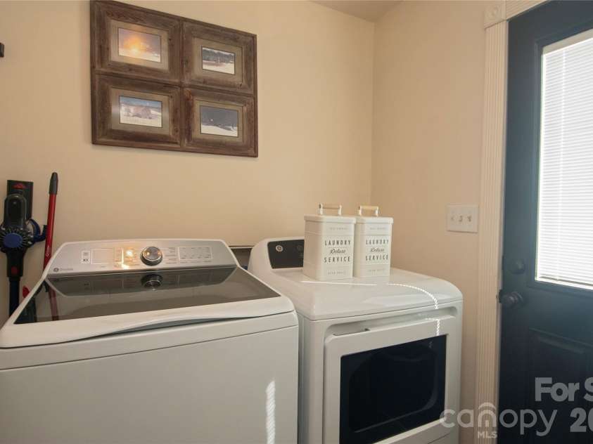 8301 Abercorn Lane, Charlotte, NC 28227.  MLS# CAR4404705, YatesRealty ID 37841. 