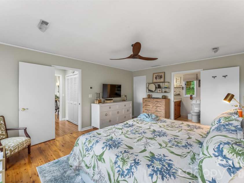 121 Stonecrest Drive, Asheville, NC 28803.  MLS# CAR4404285, YatesRealty ID 37842. En suite primary