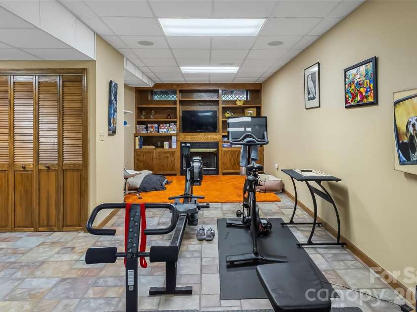 121 Stonecrest Drive, Asheville, NC 28803.  MLS# CAR4404285, YatesRealty ID 37842. Large recreation / flex room