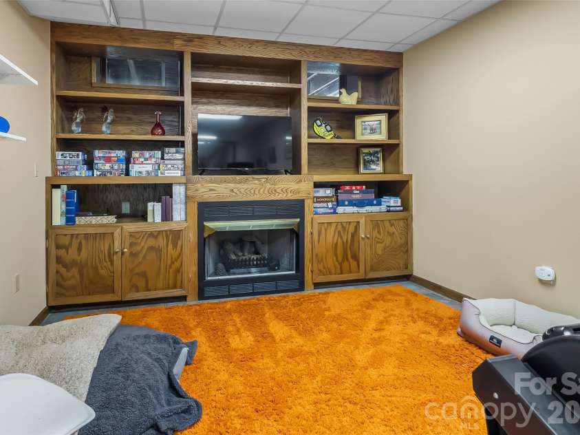 121 Stonecrest Drive, Asheville, NC 28803.  MLS# CAR4404285, YatesRealty ID 37842. Large recreation / flex room