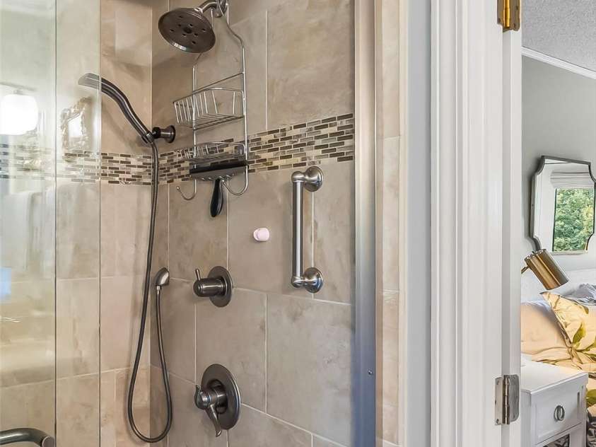 121 Stonecrest Drive, Asheville, NC 28803.  MLS# CAR4404285, YatesRealty ID 37842. Primary Bathroom