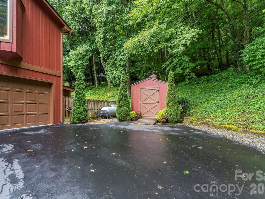 121 Stonecrest Drive, Asheville, NC 28803.  MLS# CAR4404285, YatesRealty ID 37842. Storage shed