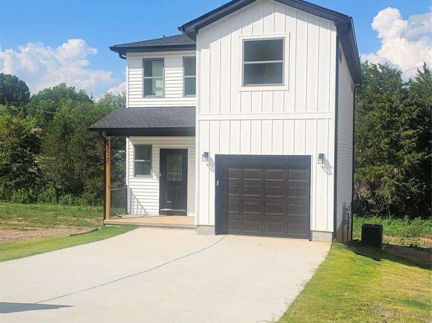2920 21ST street Lane, Hickory, NC 28601.  MLS# CAR4404668, YatesRealty ID 37846. 
