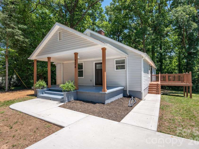 126 39th Avenue Court, Hickory, NC 28601.  MLS# CAR4405295, YatesRealty ID 37847. 