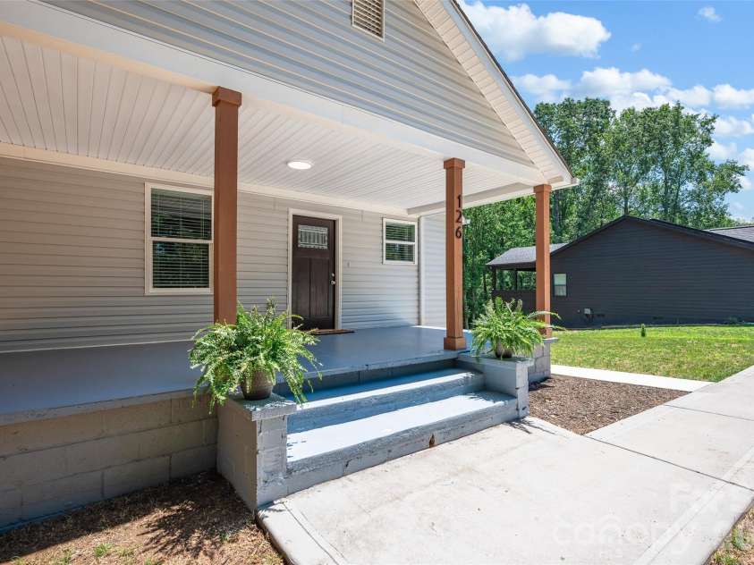126 39th Avenue Court, Hickory, NC 28601.  MLS# CAR4405295, YatesRealty ID 37847. 