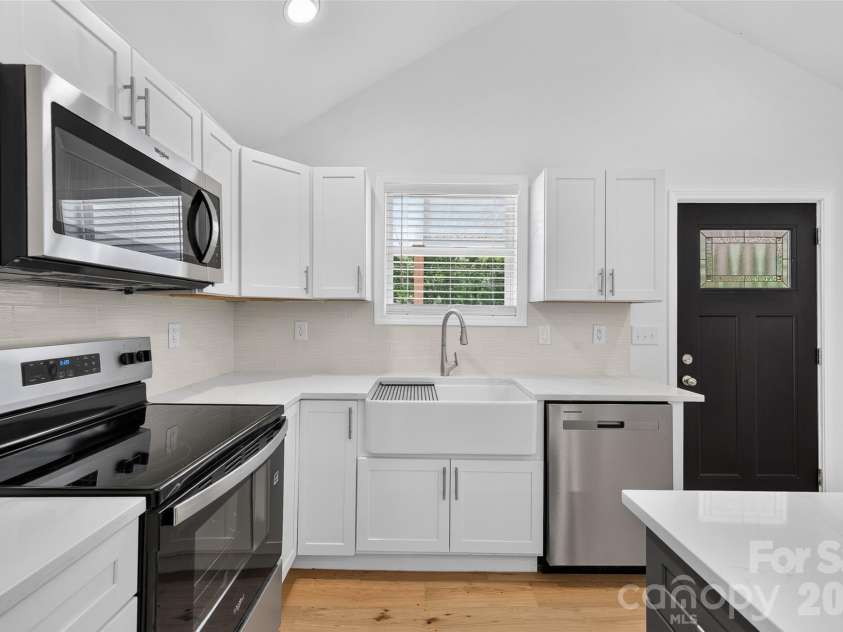 126 39th Avenue Court, Hickory, NC 28601.  MLS# CAR4405295, YatesRealty ID 37847. 