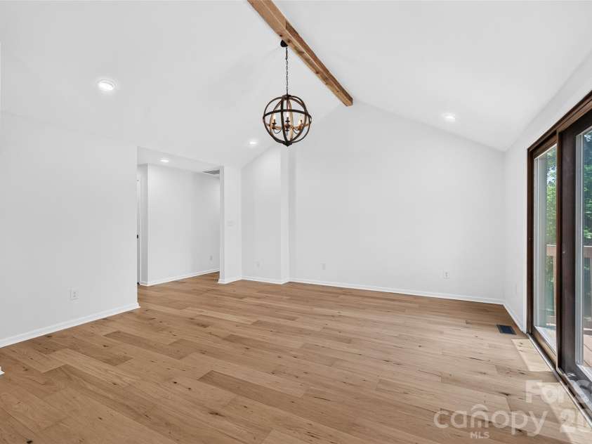126 39th Avenue Court, Hickory, NC 28601.  MLS# CAR4405295, YatesRealty ID 37847. 