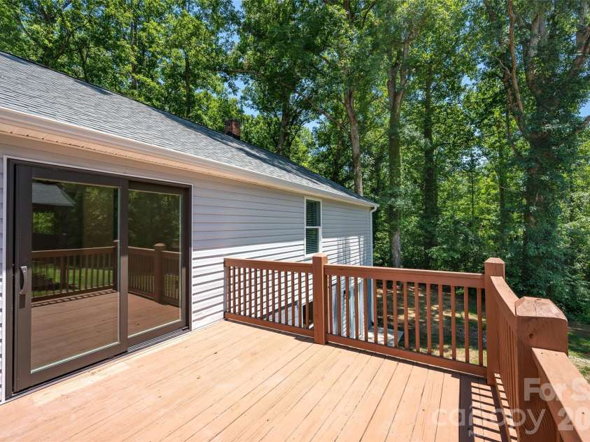 126 39th Avenue Court, Hickory, NC 28601.  MLS# CAR4405295, YatesRealty ID 37847. 