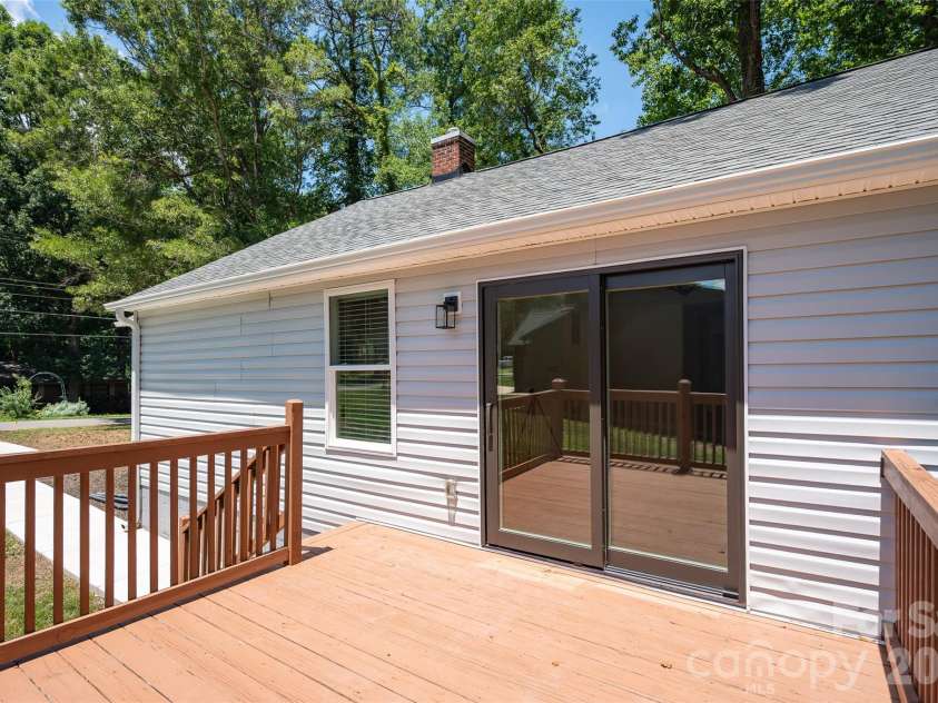 126 39th Avenue Court, Hickory, NC 28601.  MLS# CAR4405295, YatesRealty ID 37847. 