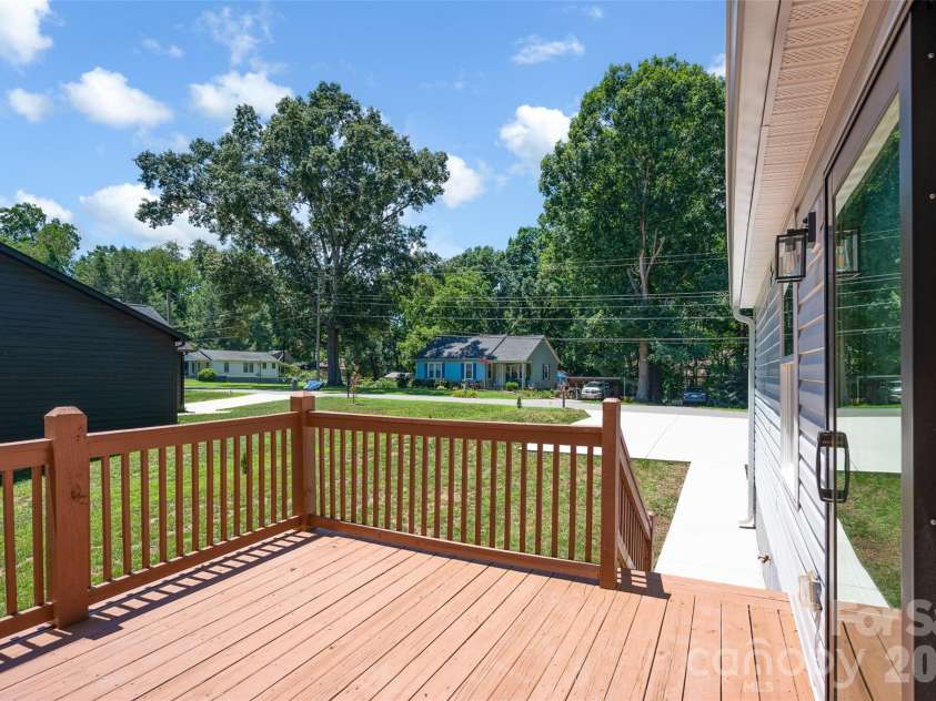 126 39th Avenue Court, Hickory, NC 28601.  MLS# CAR4405295, YatesRealty ID 37847. 