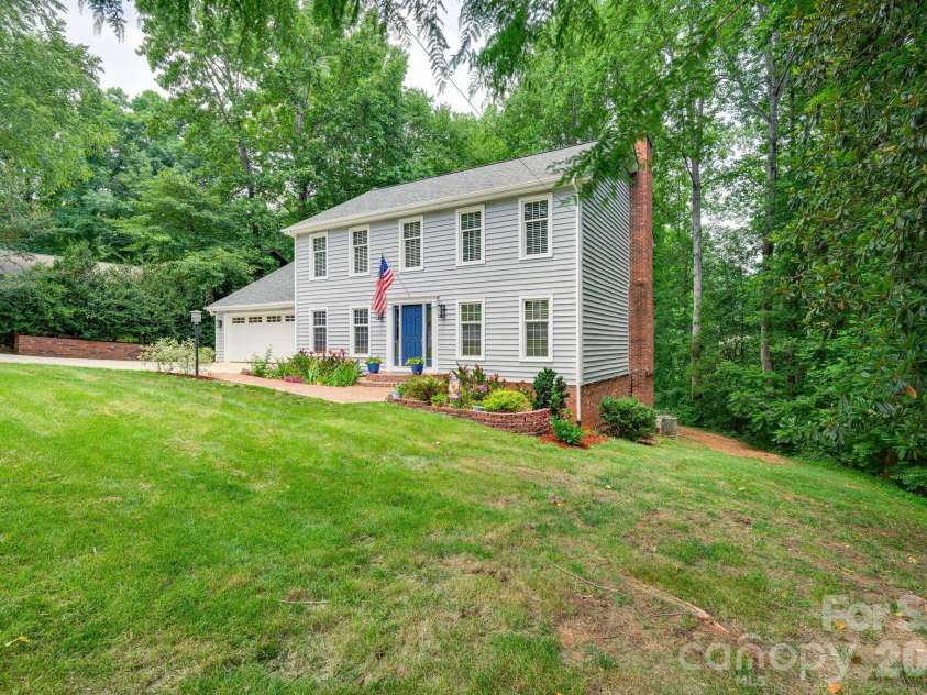 200 35th Avenue, Hickory, NC 28601.  MLS# CAR4405471, YatesRealty ID 37858. 