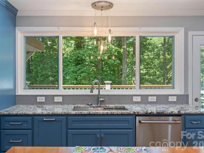 200 35th Avenue, Hickory, NC 28601.  MLS# CAR4405471, YatesRealty ID 37858. 