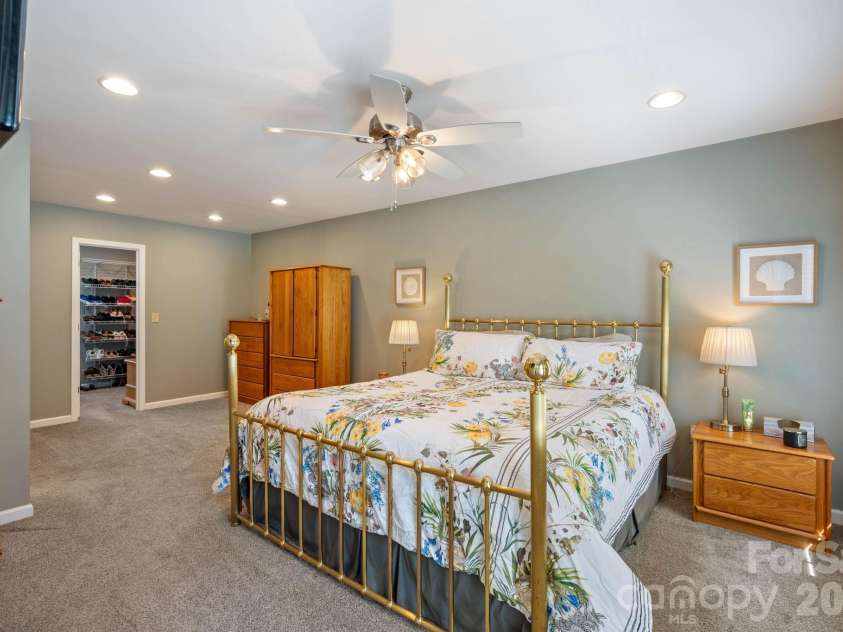 200 35th Avenue, Hickory, NC 28601.  MLS# CAR4405471, YatesRealty ID 37858. 