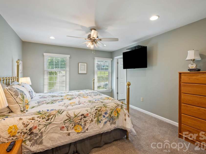 200 35th Avenue, Hickory, NC 28601.  MLS# CAR4405471, YatesRealty ID 37858. 