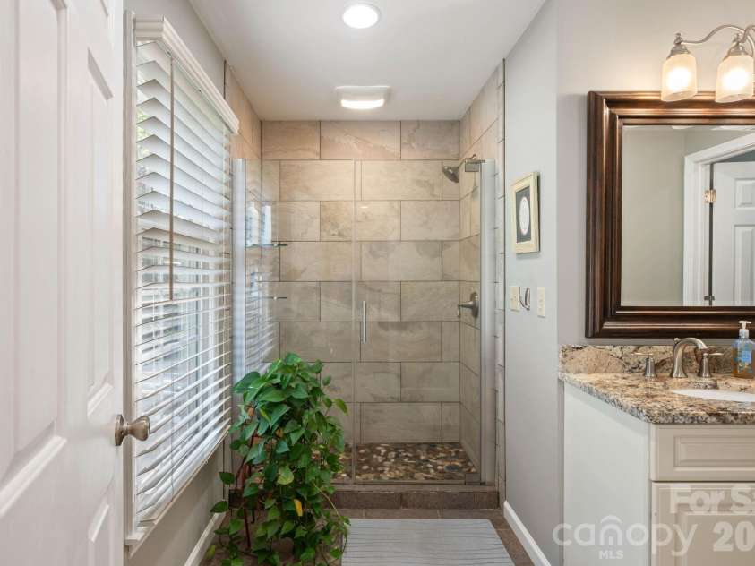 200 35th Avenue, Hickory, NC 28601.  MLS# CAR4405471, YatesRealty ID 37858. 