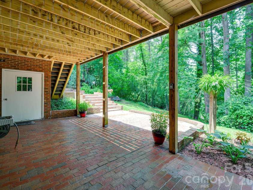200 35th Avenue, Hickory, NC 28601.  MLS# CAR4405471, YatesRealty ID 37858. 