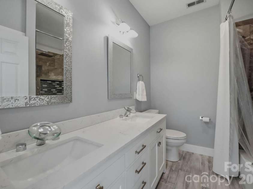 184 Herons Gate Drive, Mooresville, NC 28117.  MLS# CAR4389581, YatesRealty ID 37866. Hall Bath