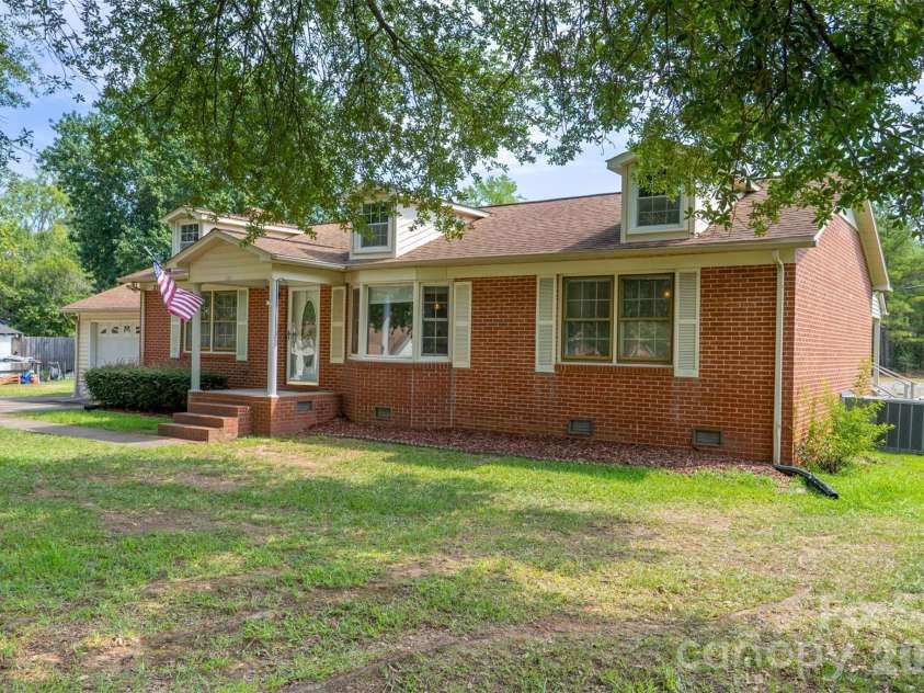 218 Plantation Road, Lancaster, SC 29720.  MLS# CAR4398632, YatesRealty ID 37871. Welcome Home!