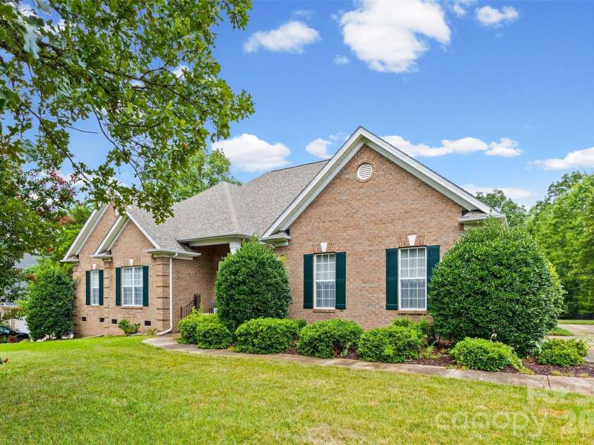 8809 Nellie Lane, Waxhaw, NC 28173.  MLS# CAR4400639, YatesRealty ID 37873. 