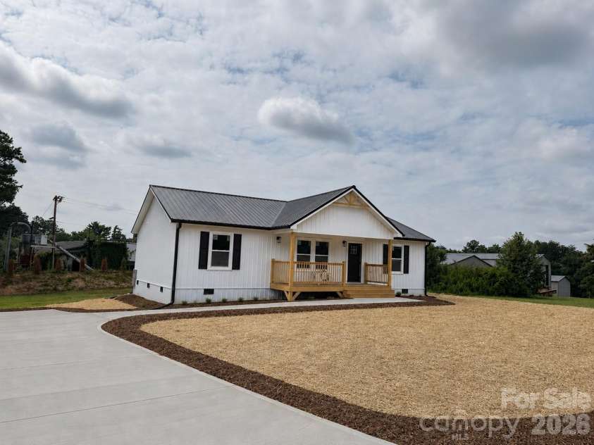 2059 Bailey Drive, Hickory, NC 28601.  MLS# CAR4400109, YatesRealty ID 37874. 