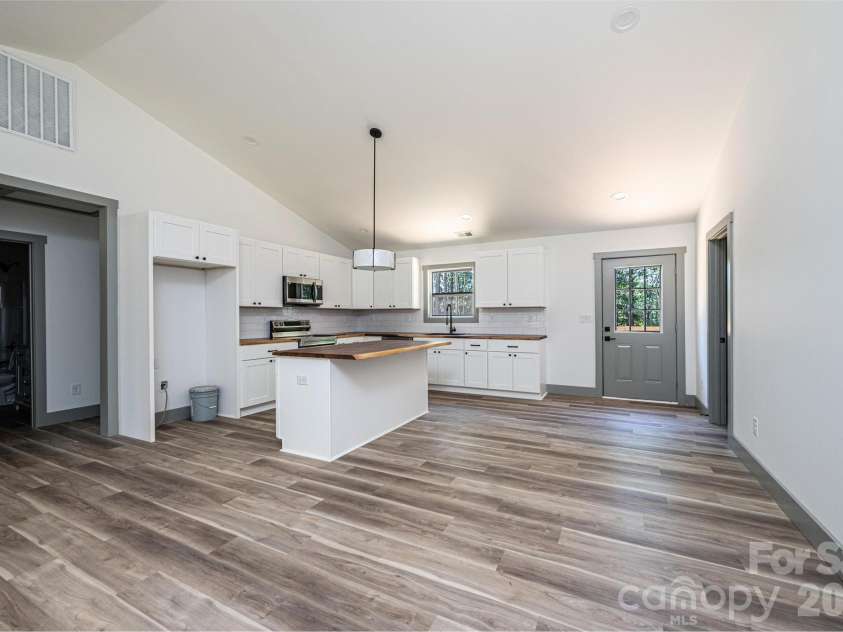 2059 Bailey Drive, Hickory, NC 28601.  MLS# CAR4400109, YatesRealty ID 37874. 