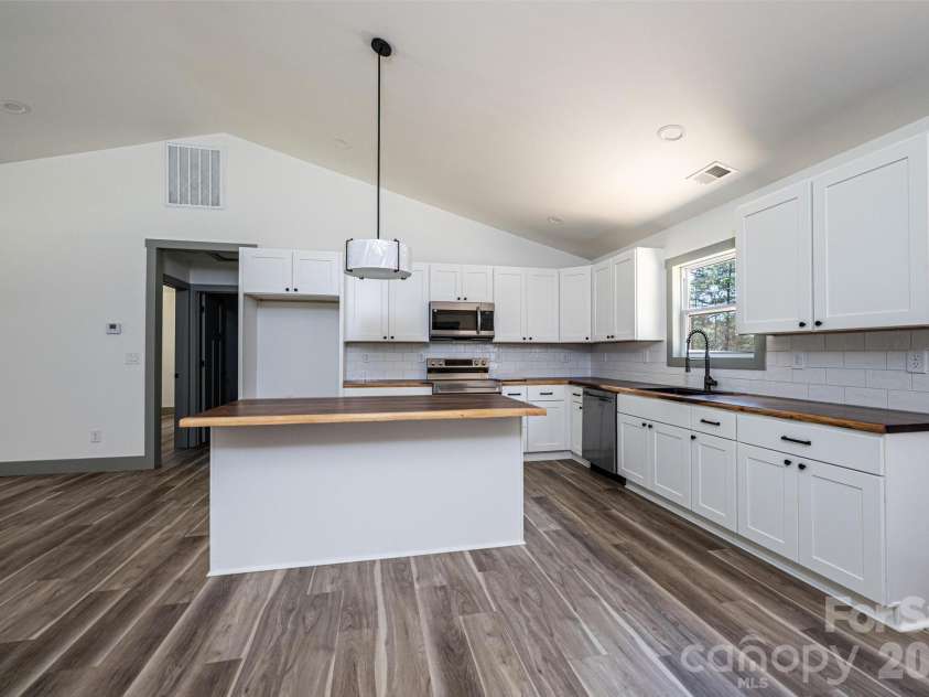 2059 Bailey Drive, Hickory, NC 28601.  MLS# CAR4400109, YatesRealty ID 37874. 